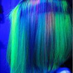 frisuren-trends-neon-haare-party-mitellanges-haar-gruen-blau-leuchtend